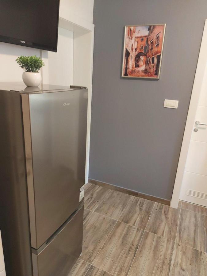 Apartments Sara Слатине Екстериор снимка