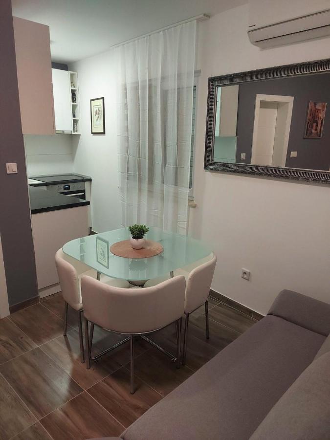 Apartments Sara Слатине Екстериор снимка