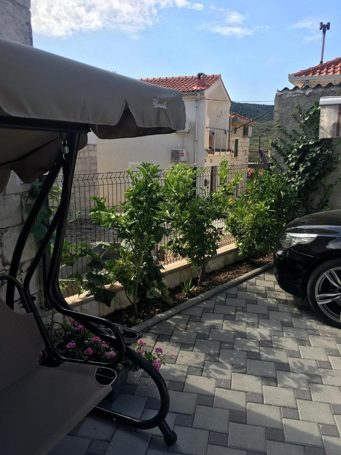 Apartments Sara Слатине Екстериор снимка