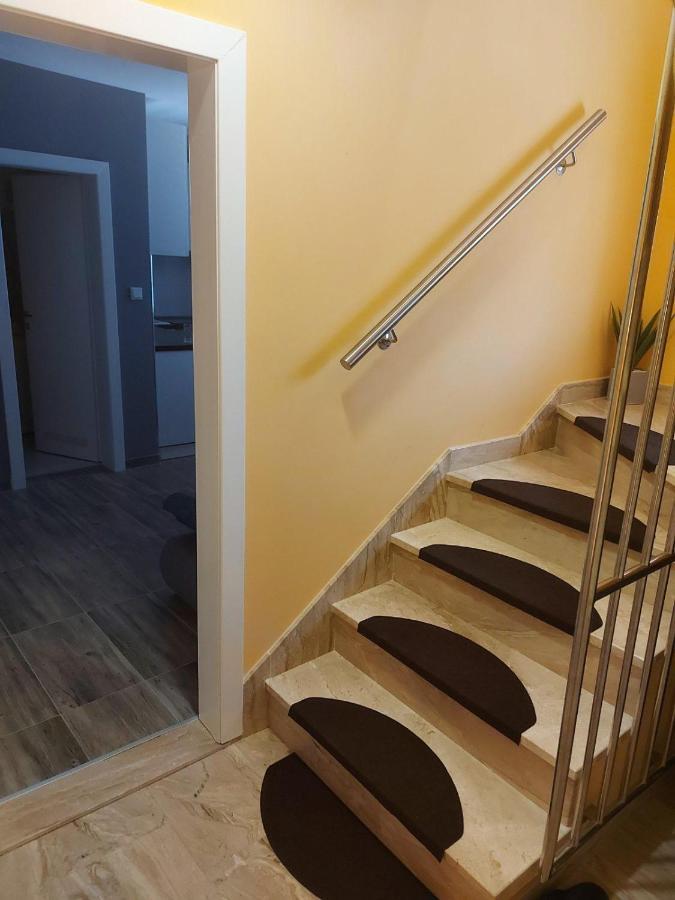 Apartments Sara Слатине Екстериор снимка