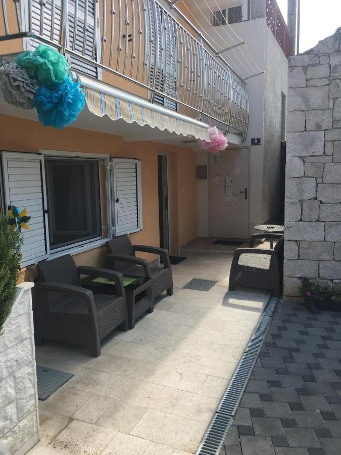 Apartments Sara Слатине Екстериор снимка