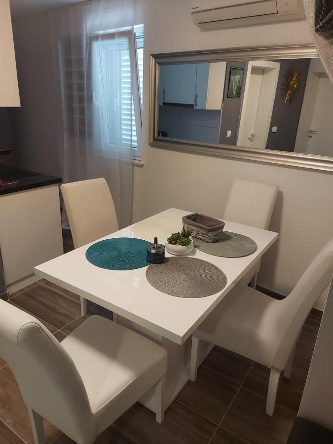 Apartments Sara Слатине Екстериор снимка
